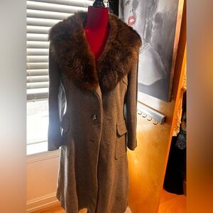 Long wool coat with fur collar 
Women’s vintage. 
Size M
Measurements in pics